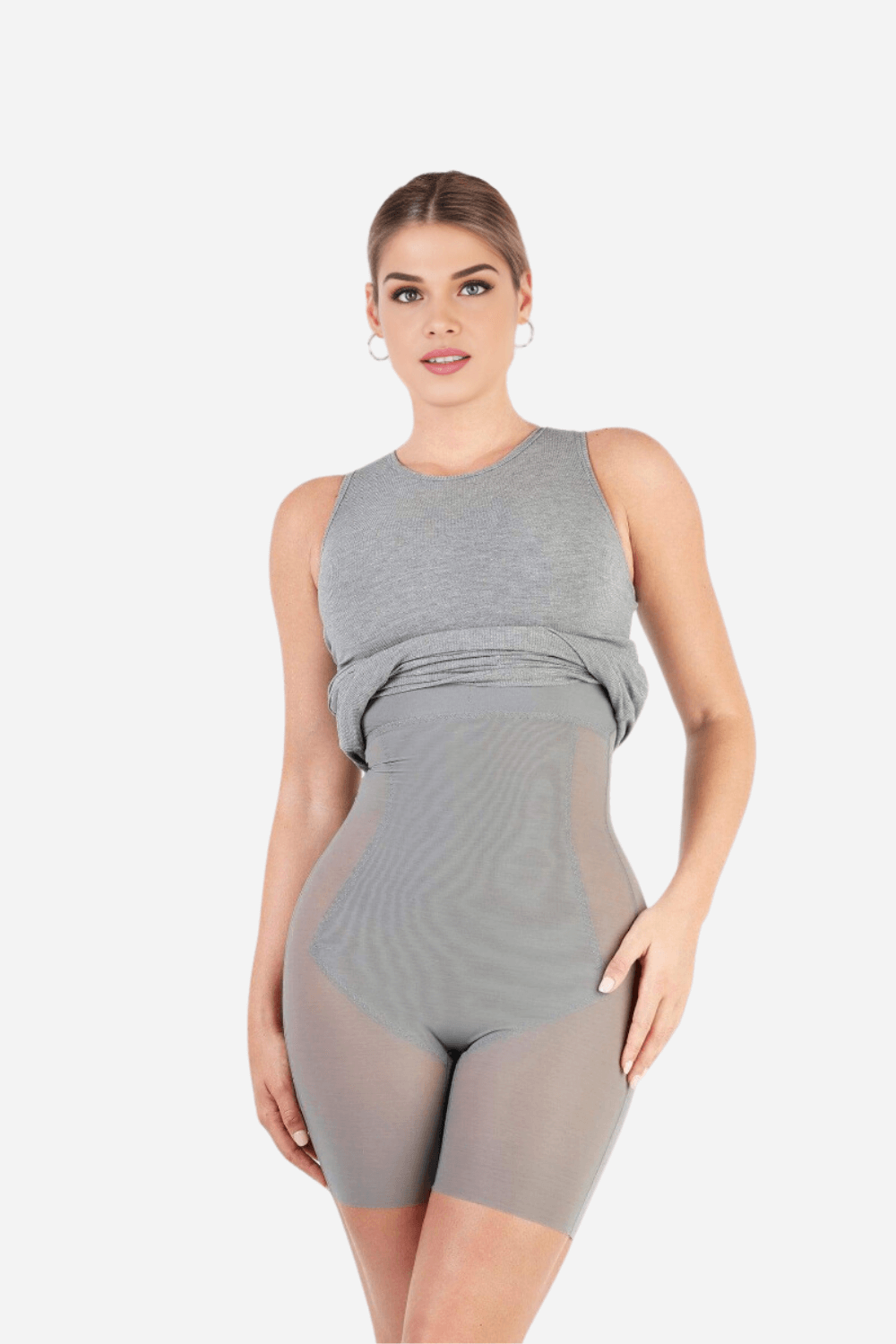 Femme montrant le shapewear Tothecurve en gris, conçu pour le remodelage du corps et le confort.